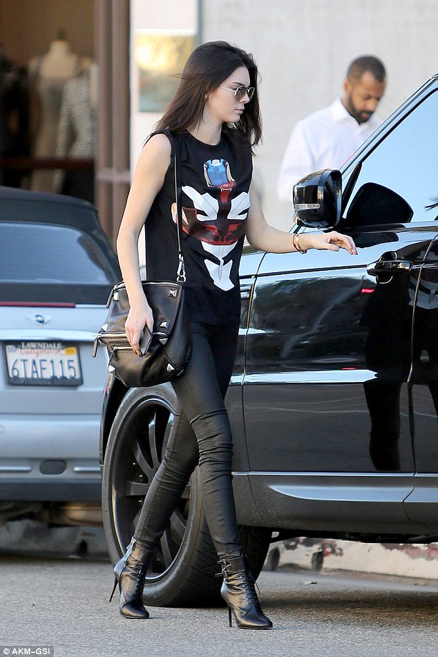 2 monochromatic-off-duty-look-Kendall-Jenner.jpg