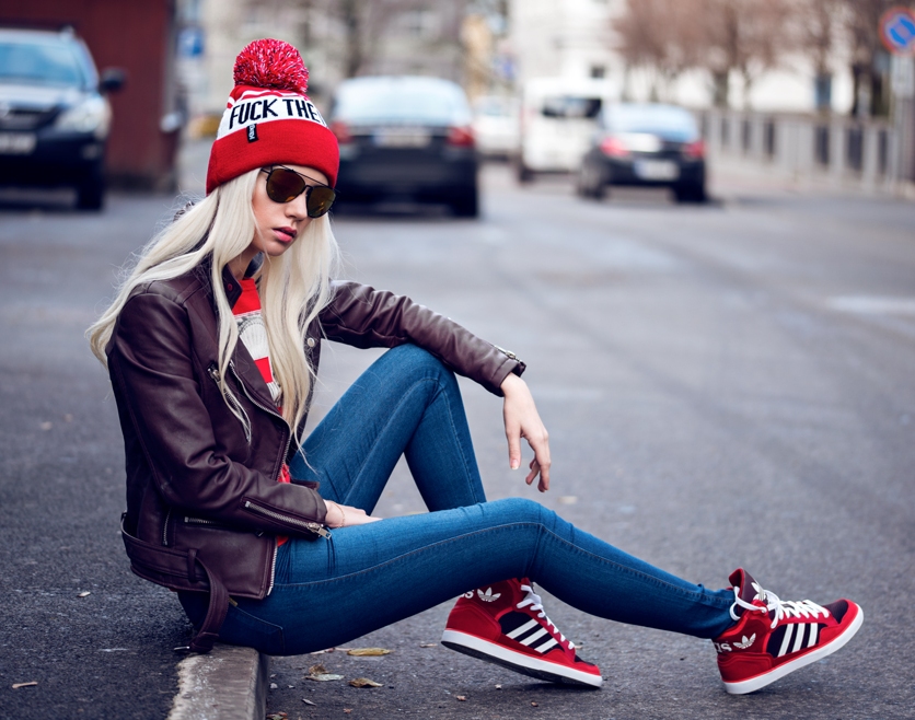 1.-red-sneakers-with-skinny-jeans-and-leather-jacket.jpg